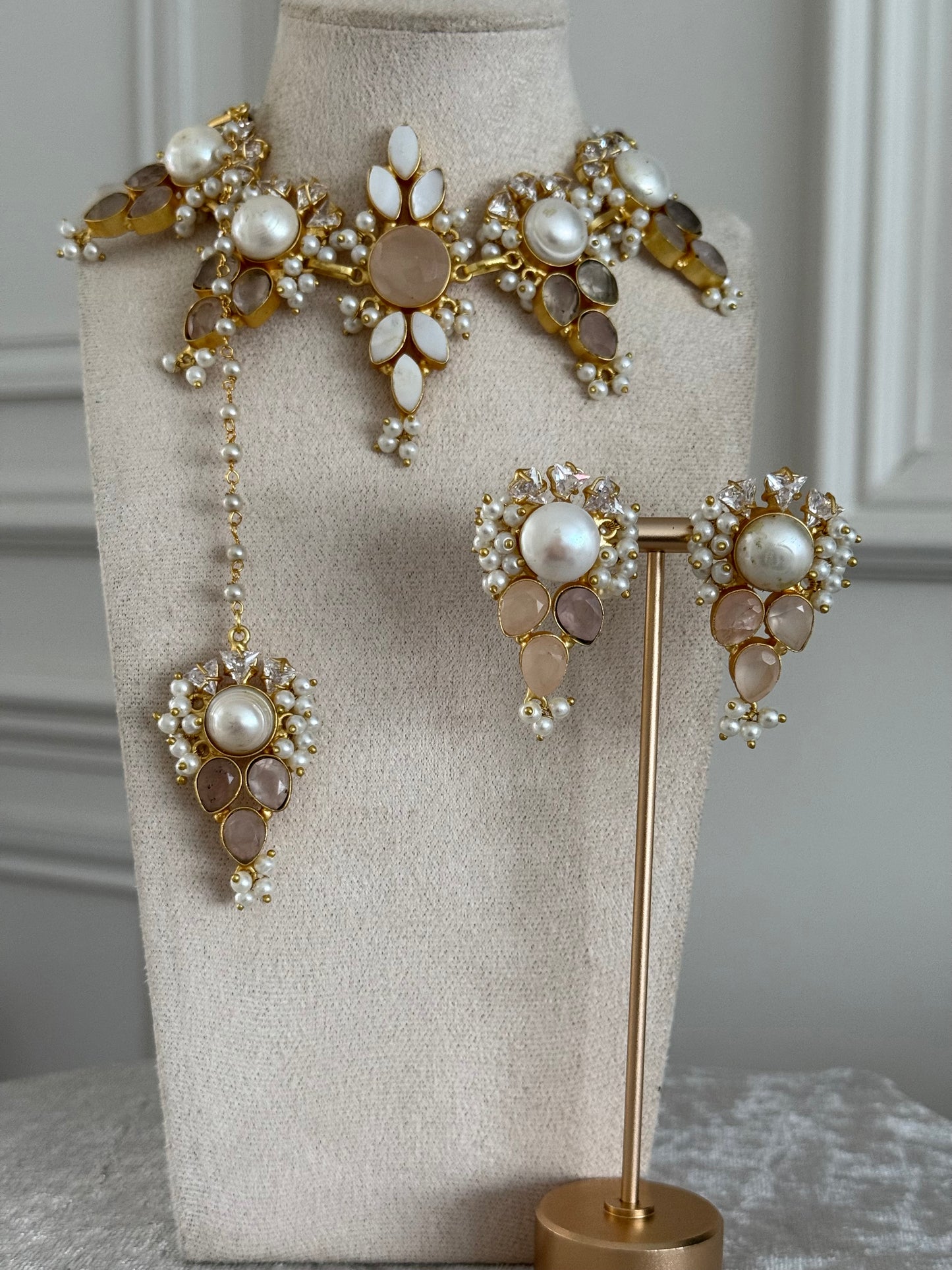 Eliaana beige necklace set