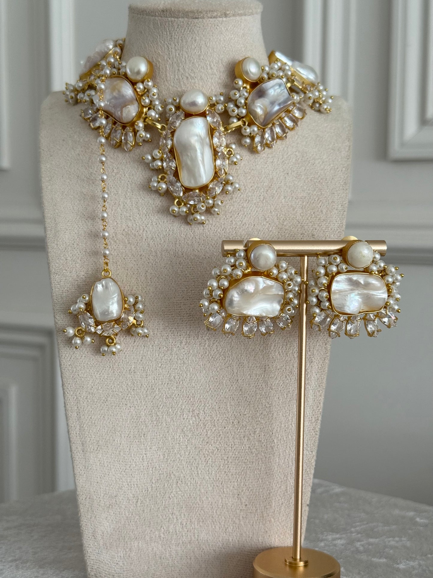 Inaya pearl necklace set