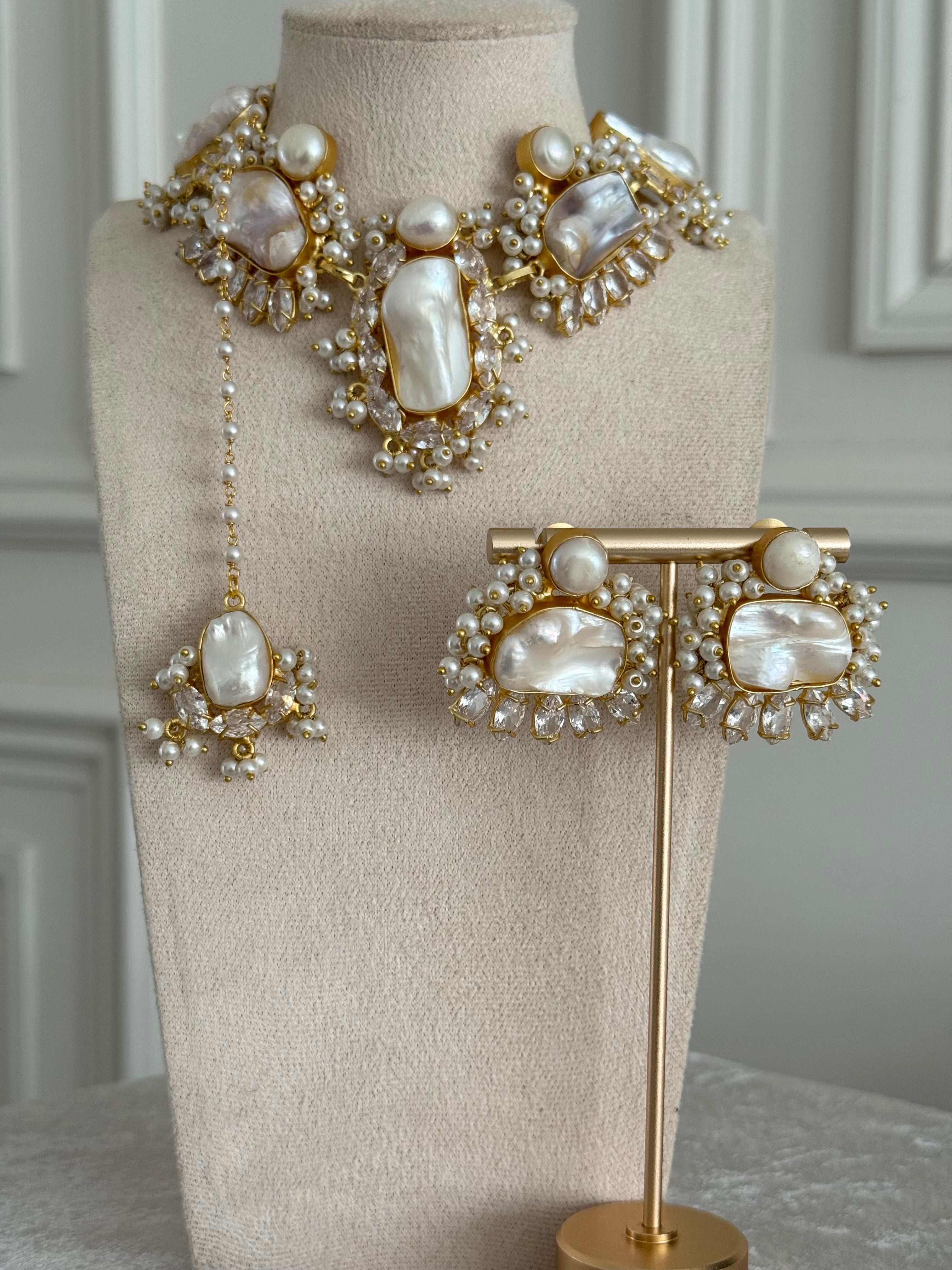 Inaya pearl necklace set