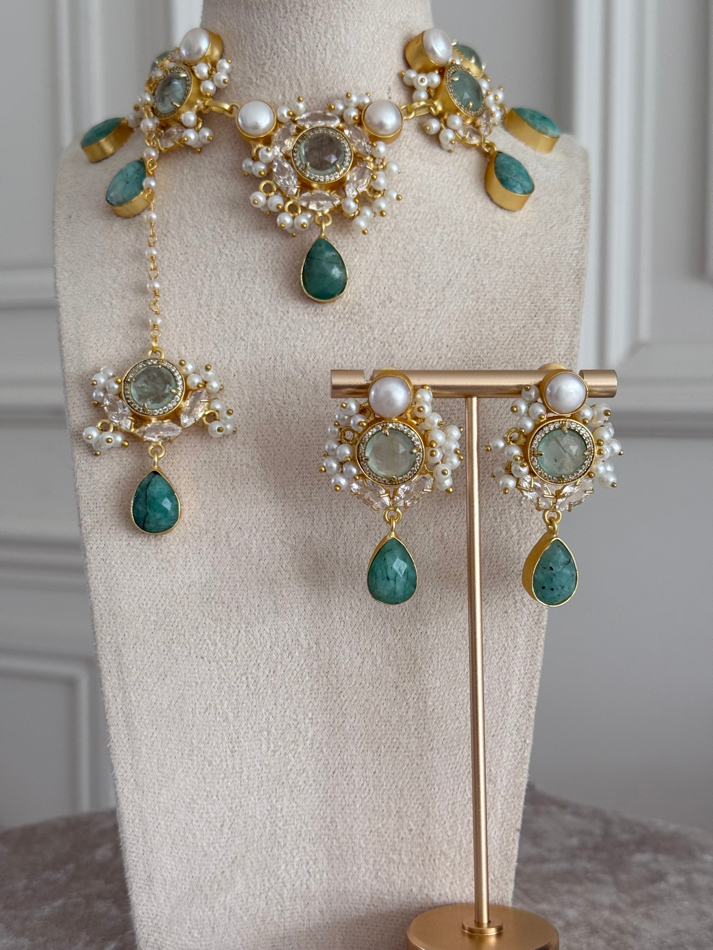 Layaan blue necklace set