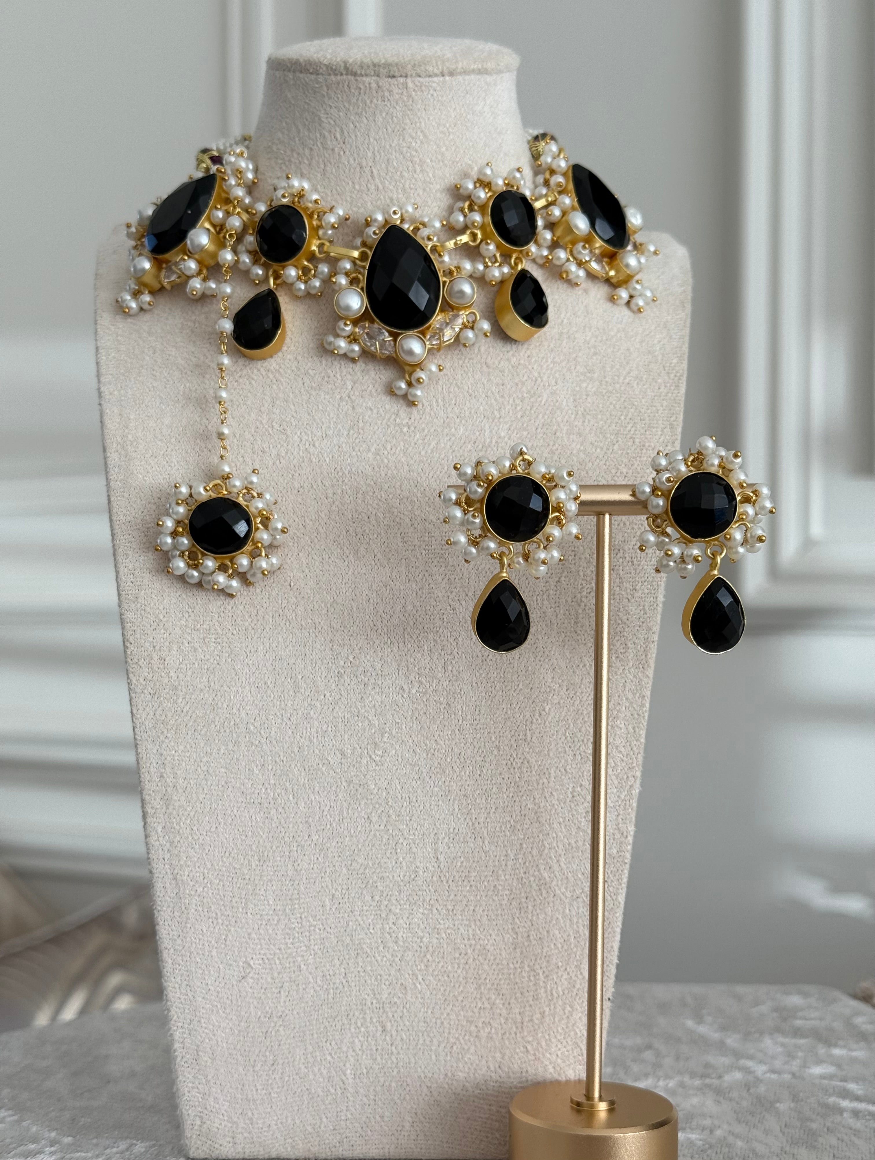 Aleena black necklace set