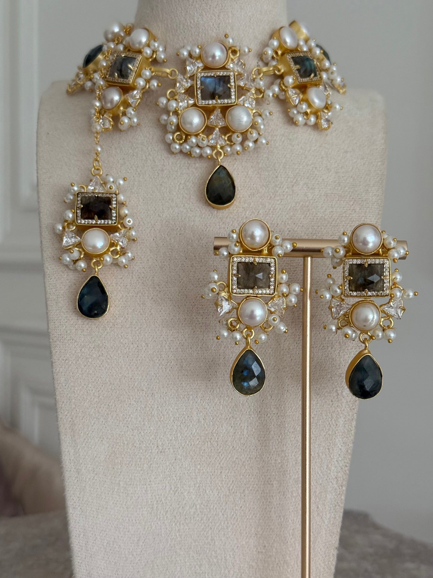 Amal grey necklace set