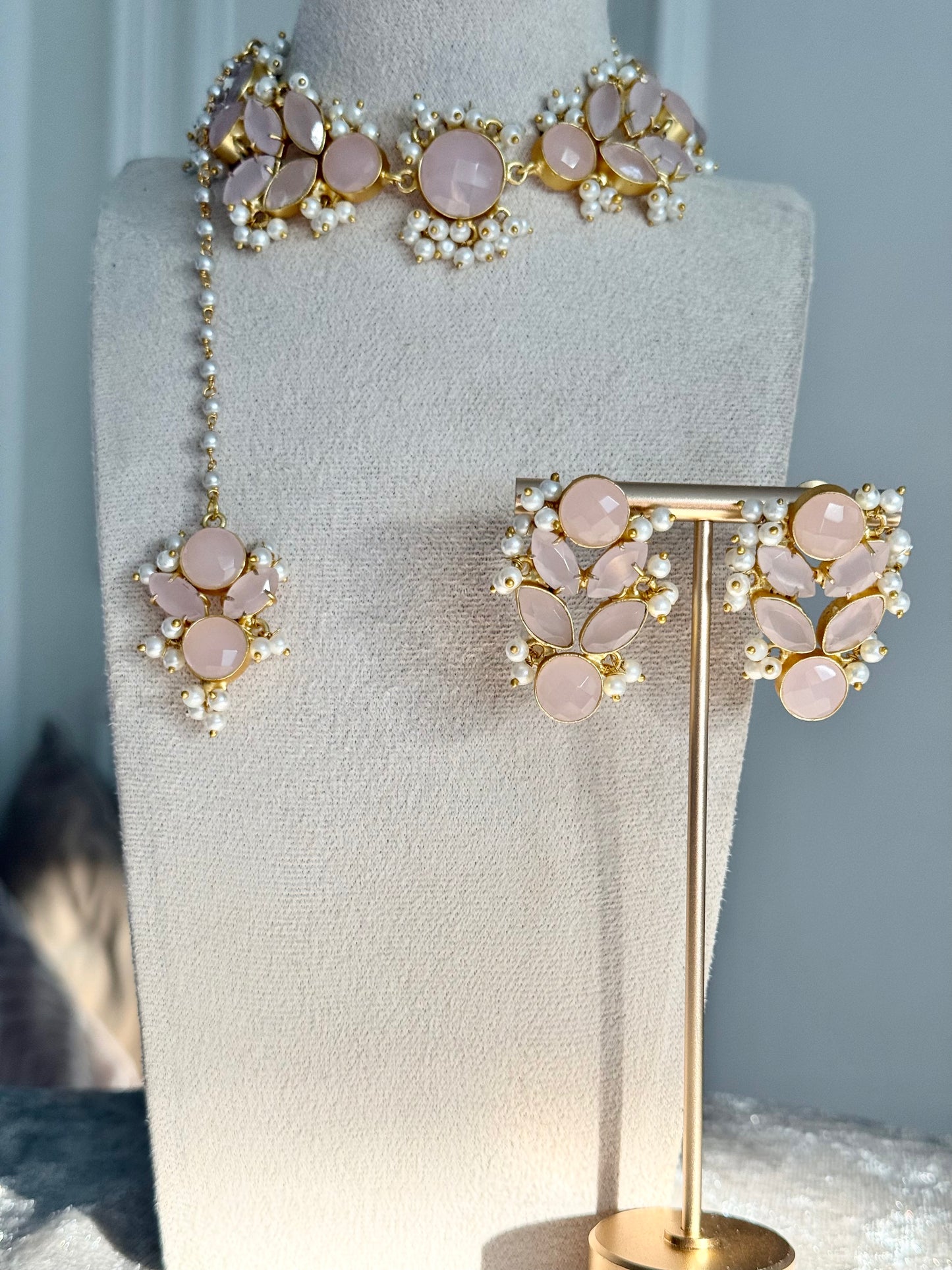 Maya soft pink choker set