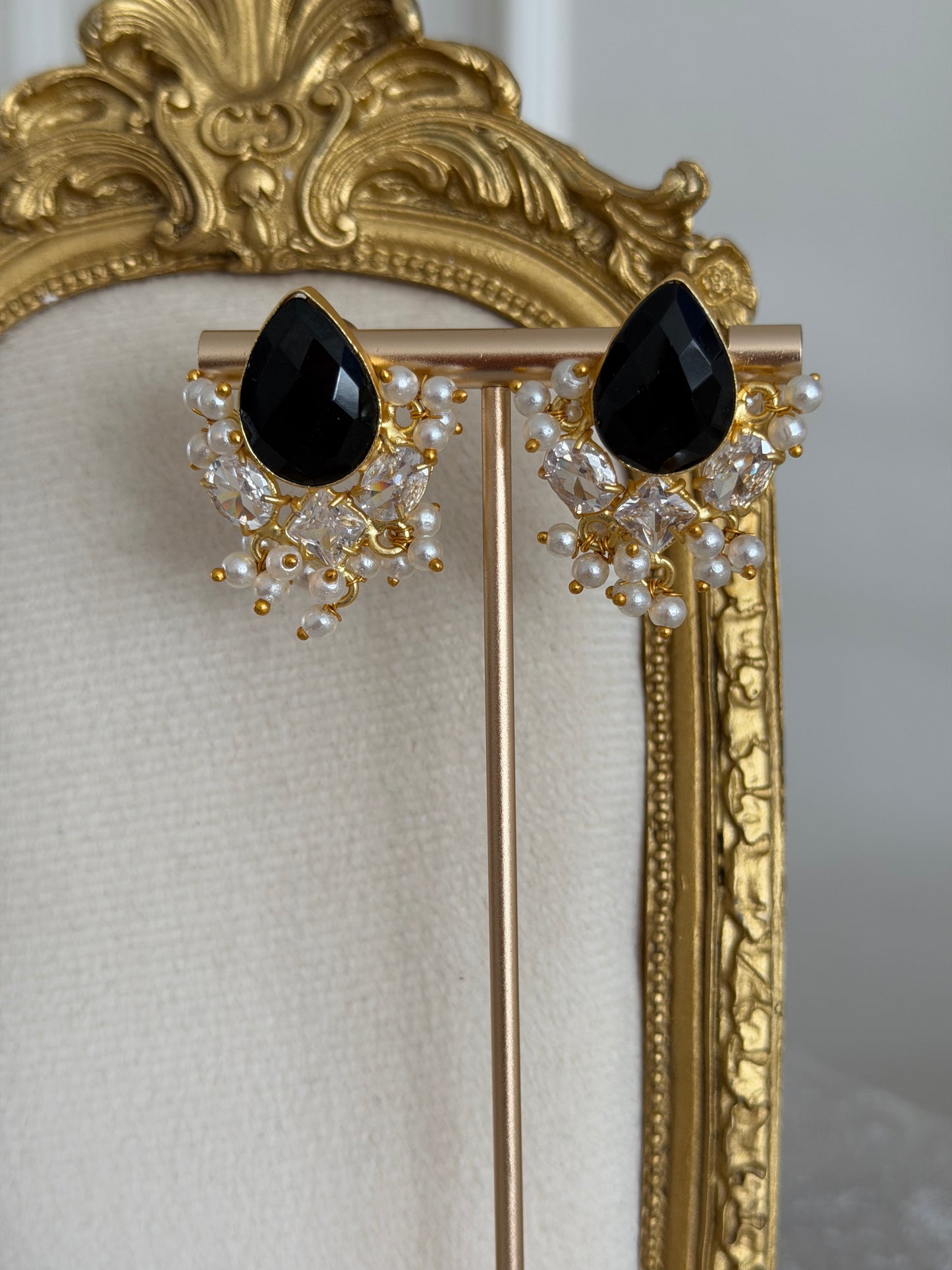 Avy Black Earrings