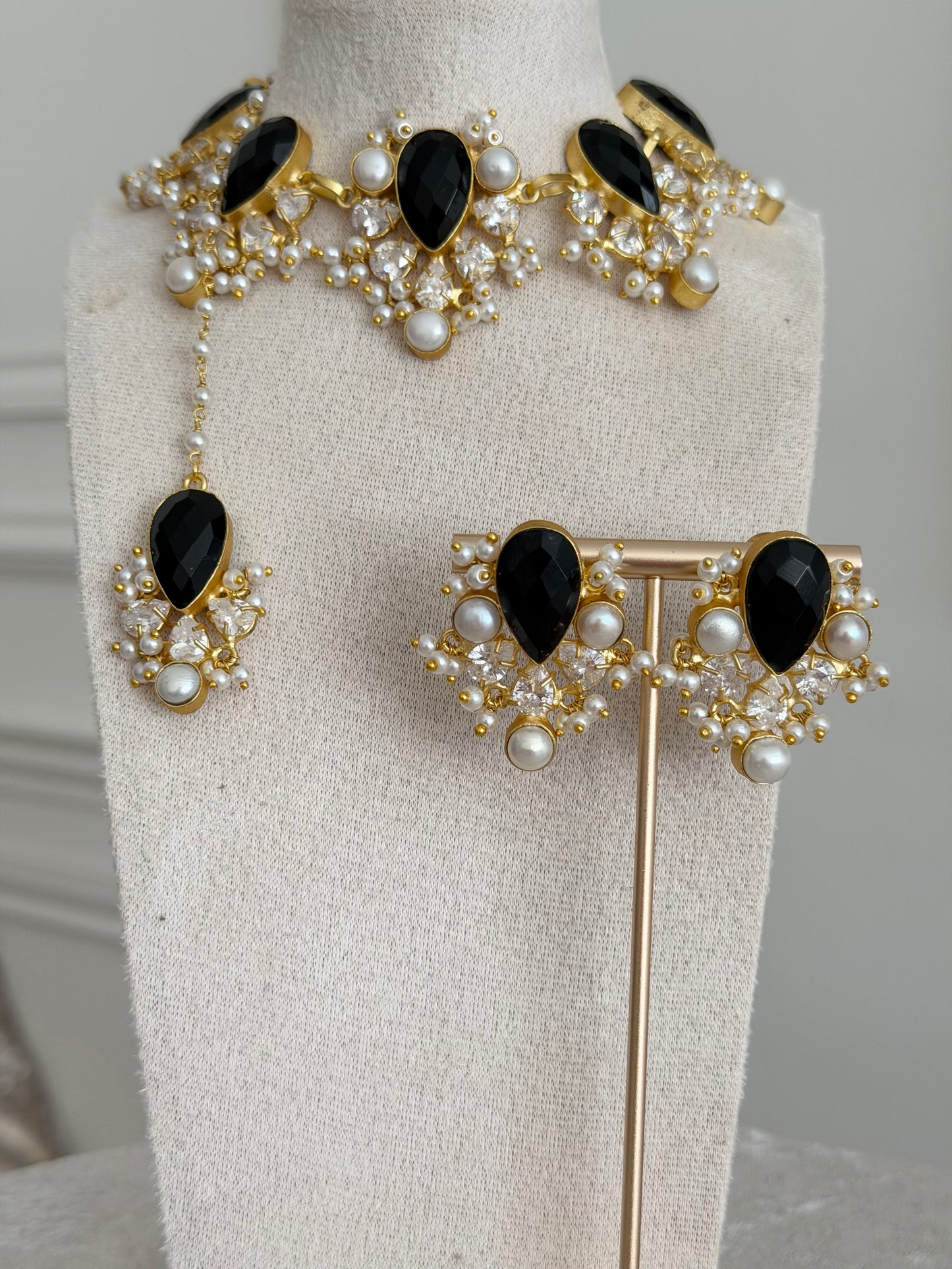 Haani Black Necklace Set